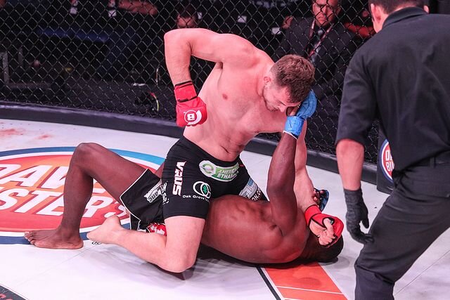 Сторли  доминирует над соперником.  фото: картинки яндекса.