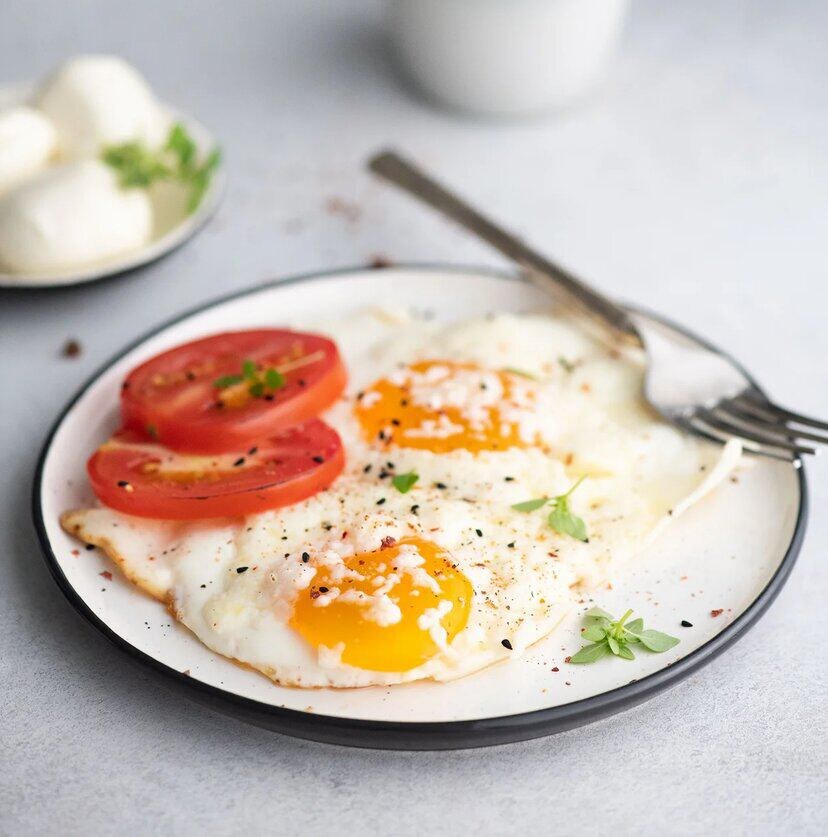 Яичница с зеленью - 201 Ккал; Б -17; Ж - 13; У - 4;