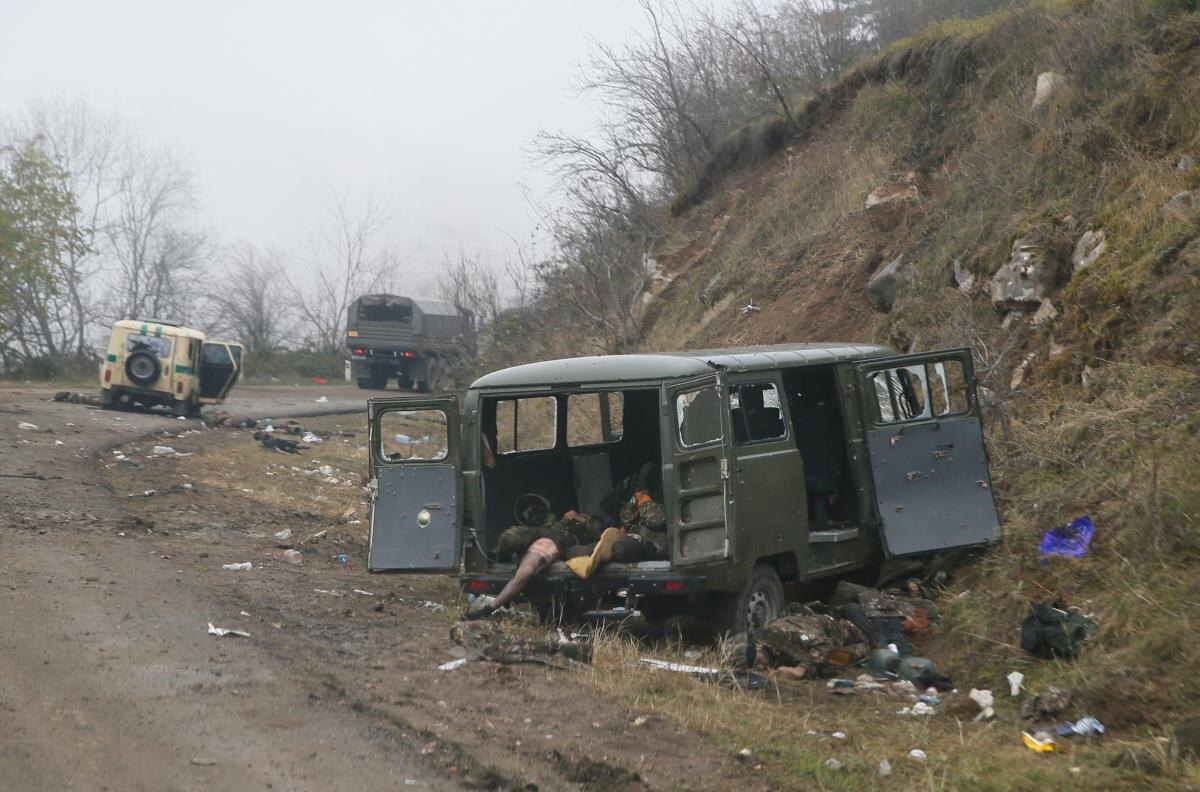 что самое страшное, все ошибки и просчеты оплачивались жизнями тех, кто до последней капли крови защищал родные дома