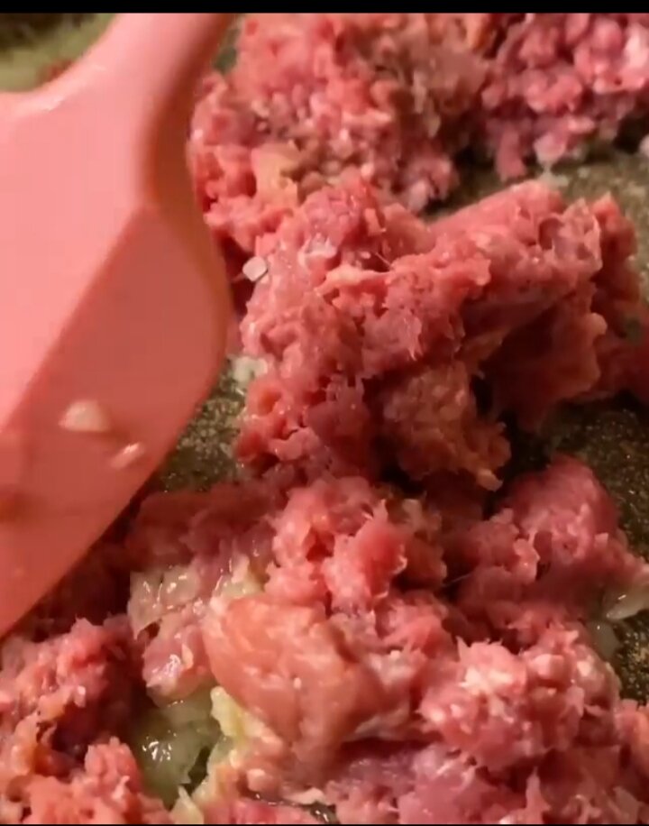 На разогретой с оливковым(растительным) маслом сковороде обжариваем лук,добавляем фарш,все хорошенько перемешиваем и готовим еще минут 5-7.