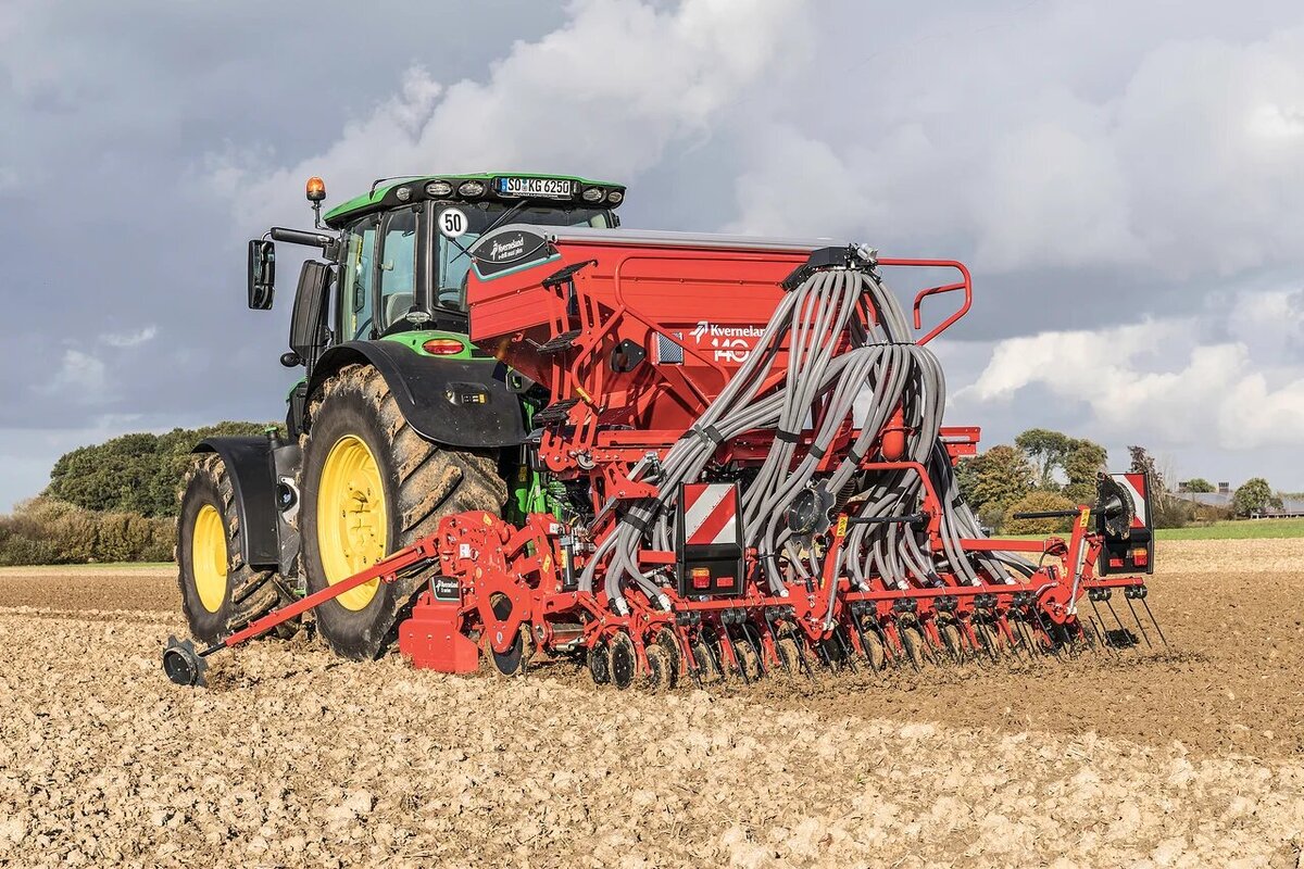 Сеялка e-drill maxi plus комплектуется семенным бункером с перегородкой, двойным 
дозирующим устройством и двойным распределителем.