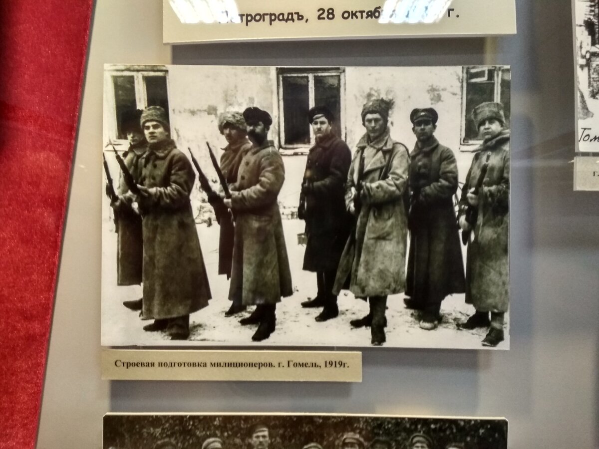 Строевая подготовка. А мне вспоминается аналогичный эпизод к/ф "Зеленый фургон". Музей криминалистики. Гомель. Апрель 2019 г. Фото автора