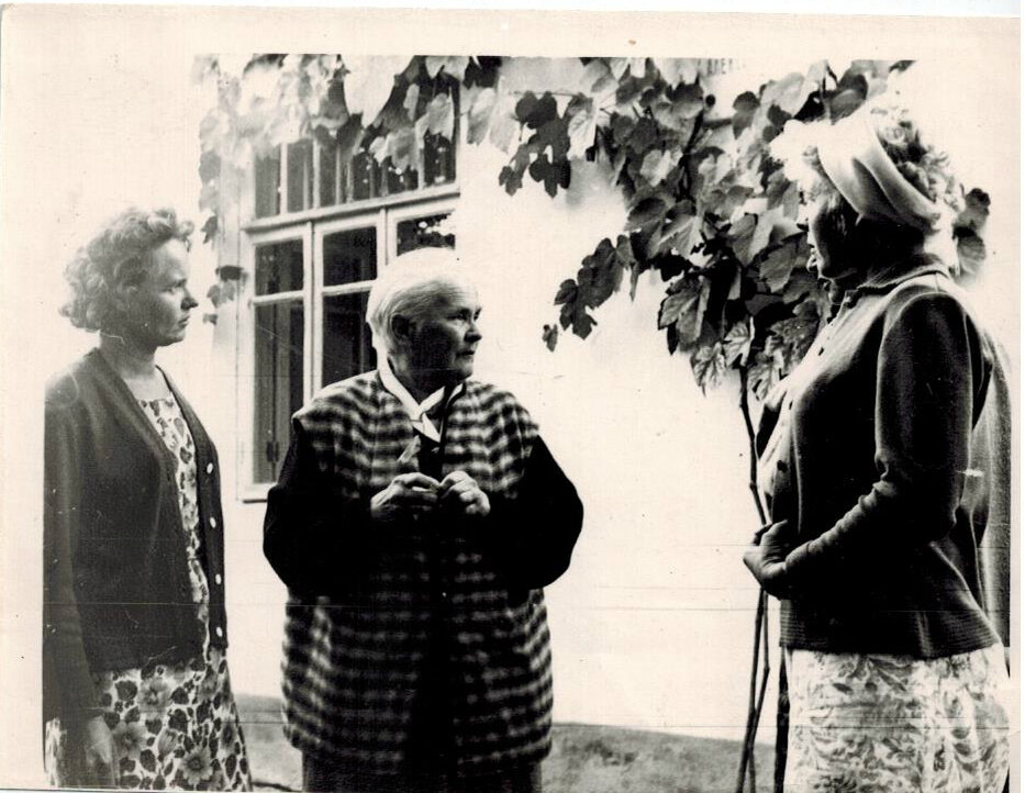Нина Николаевна Грин с друзьями музея у домика. г. Старый Крым, 1966 г.  Нина Николаевна - в центре.