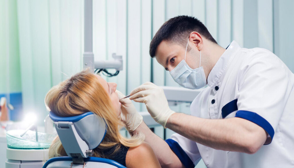 В каких случаях нужно обратиться к стоматологу. Фото: dentconsult.ru