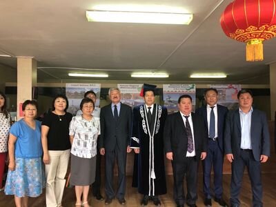 Чрезвычайный и Полномочный Посол Китайской Народной Республики в Российской Федерации в 2009-2019 годах господин Ли Хуэй по время посещения Института Конфуция в Калмыцком государственном университете. Источник фотографии: официальный сайт Посольства КНР в РФ.