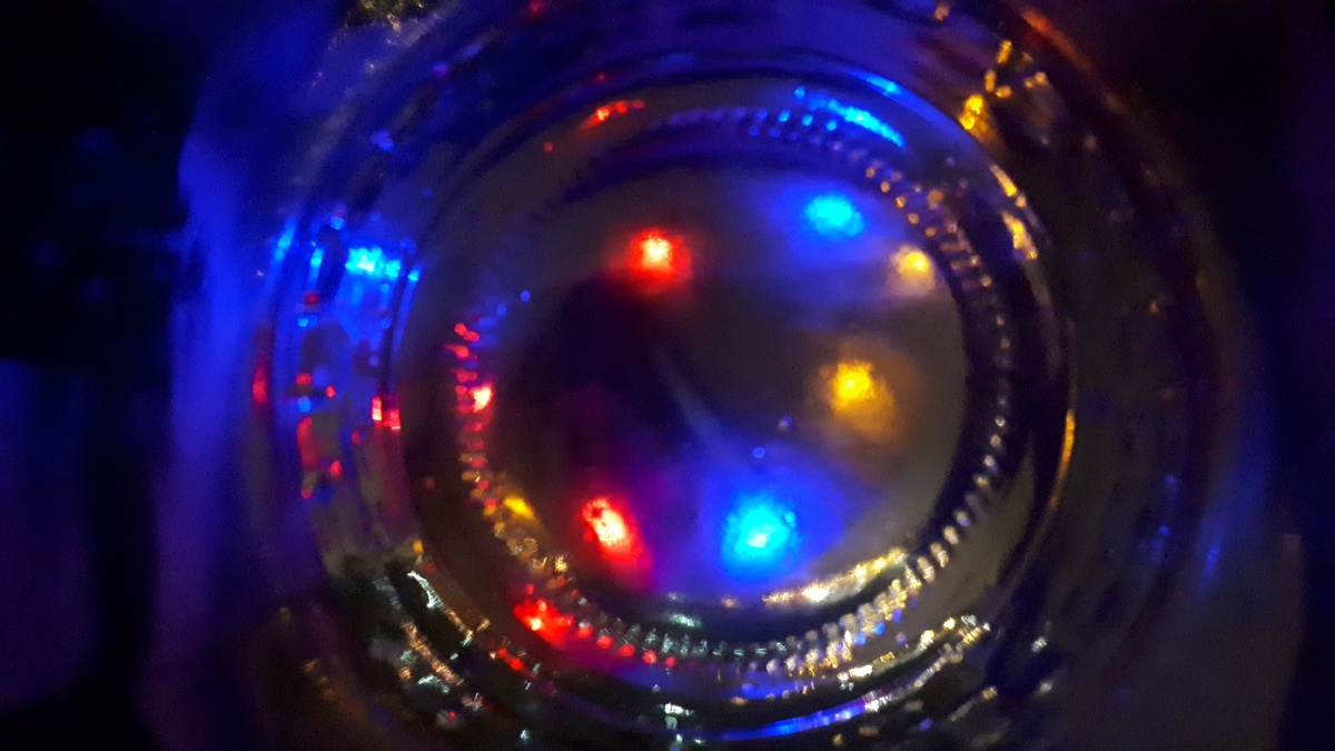 развлекаюсь разглядывая сквозь банку гирлянду на окне