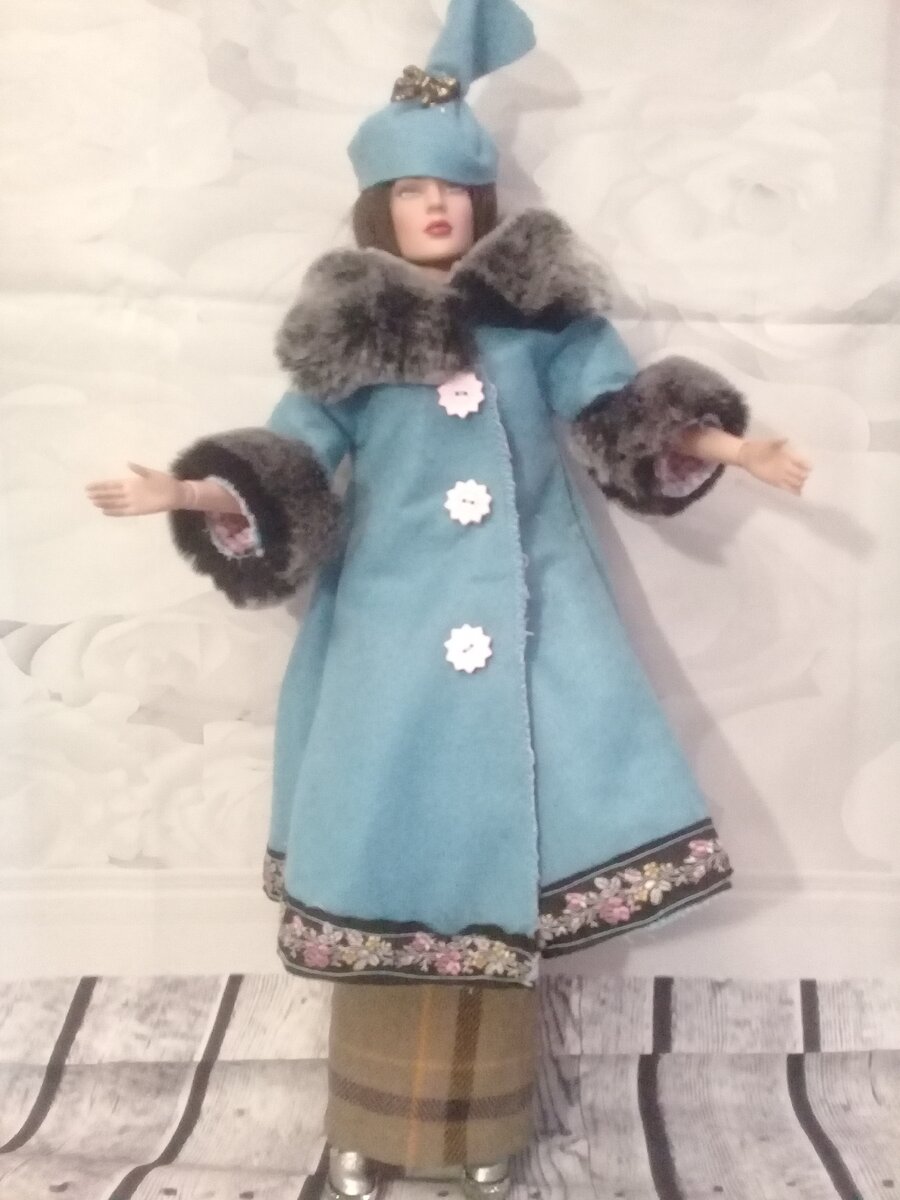 Как сшить простое пальто для куклы Барби из вискозной салфетки