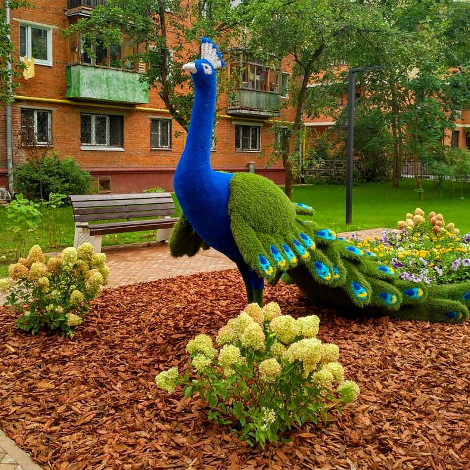 Что такое топиарная скульптура?
Это декоративная садовая фигура с основой из стеклопластика и покрытием из искусственного газона.