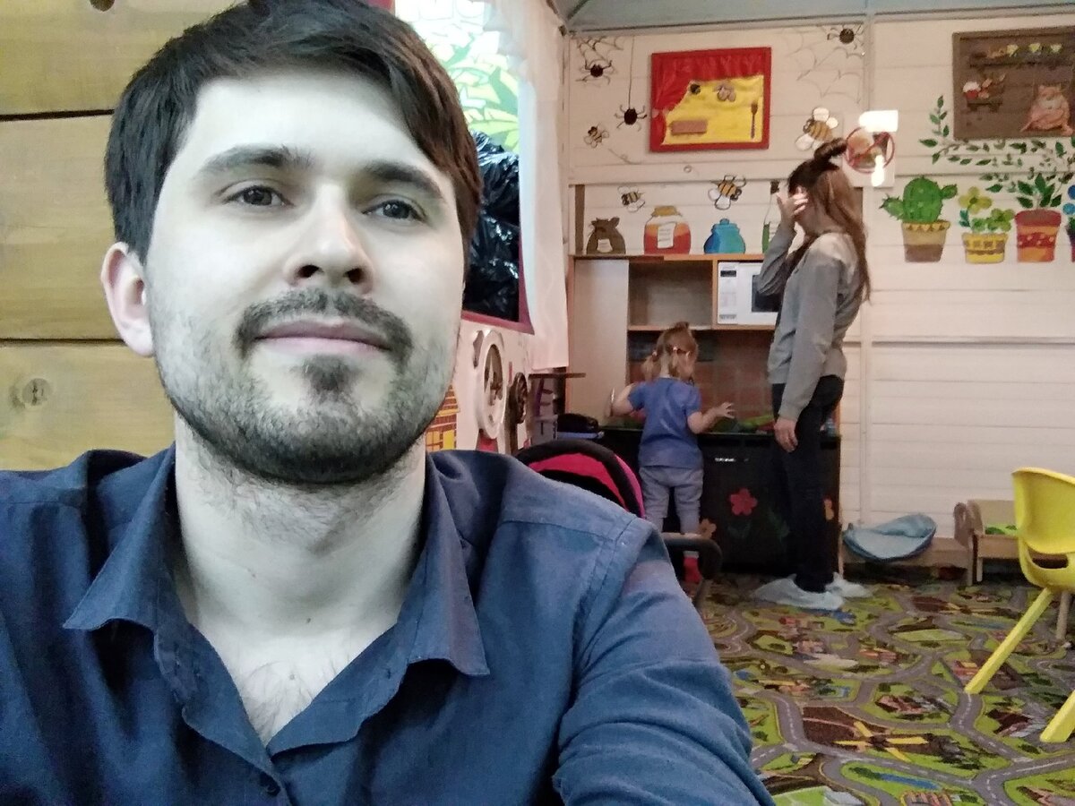 Слежу за девчонками, используя селфи-камеру 😅 лень поворачиваться