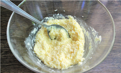 
Следом добавляем сгущенное молоко и энергично перемешиваем густую массу. Прикрываем миску крышкой или пищевой пленкой, а затем убираем в холодильник на ночь.