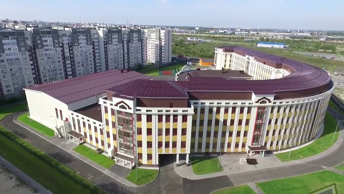 Многие обращают внимание на "Внешнее состояние школы", говоря что "школы плохие, ибо некрасивые", но правдиво ли это решение? Школа №63 корпус 2 Г. Тюмень