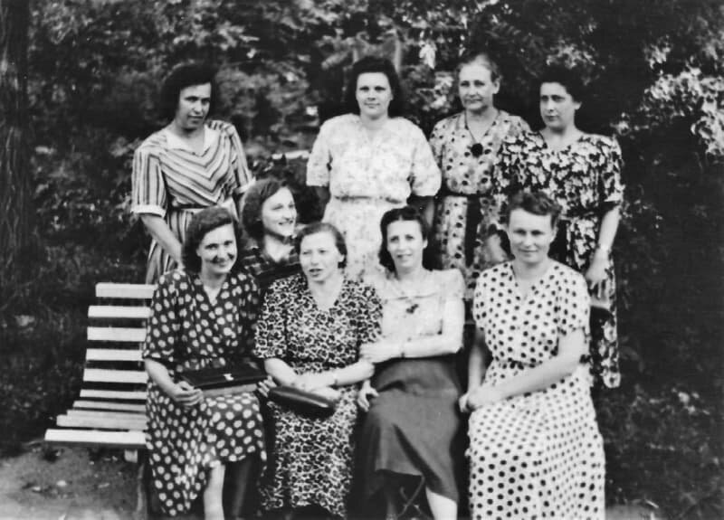 Мама Александра со своими сотрудницами (сидит вторая справа). Фото из семейного архива Александра