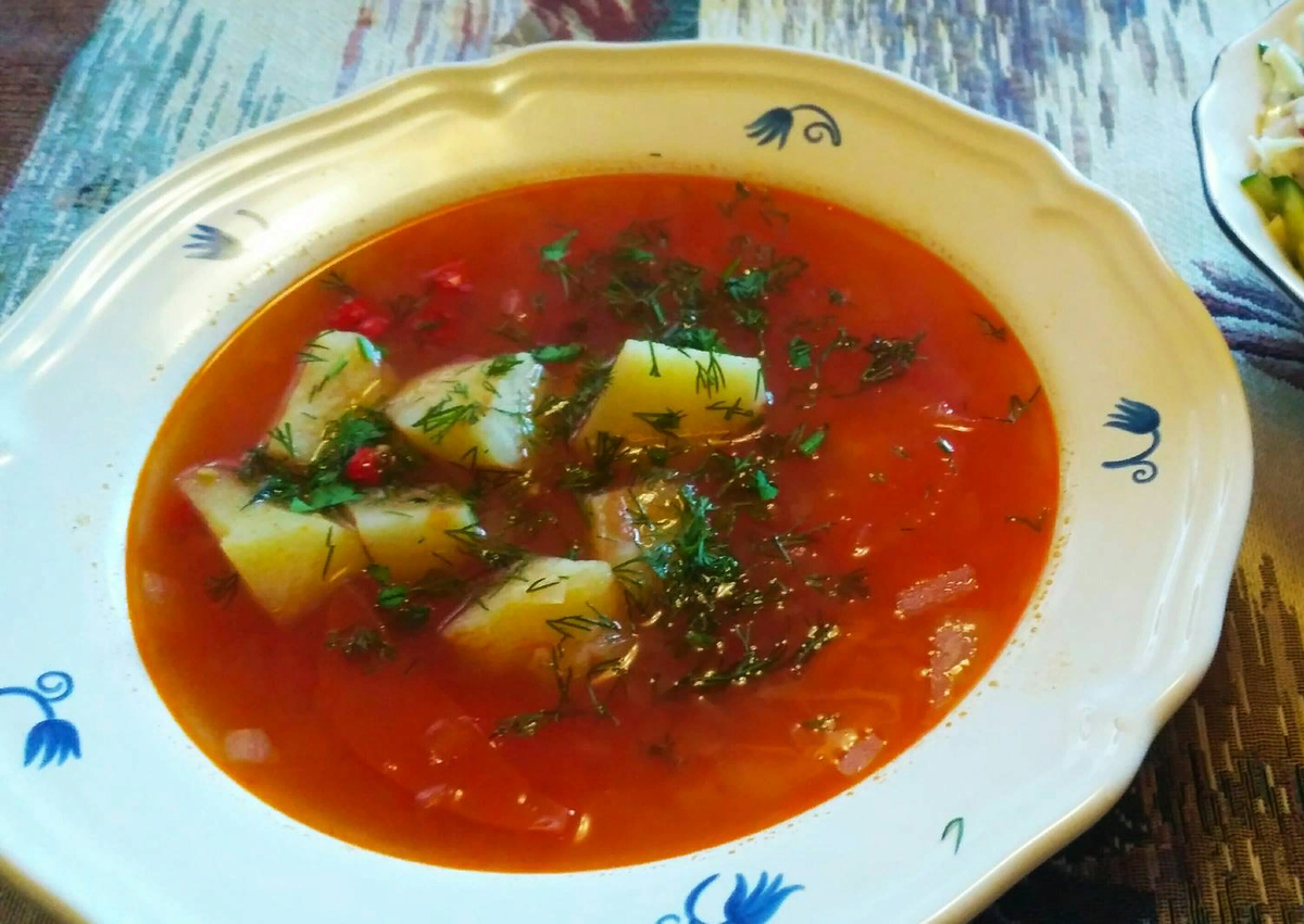 Суп с томатной пастой. Суп с помидорами и картошкой. Томатный суп с картошкой. Картофельный суп с помидорами. Картофельный суп с томатной пастой.