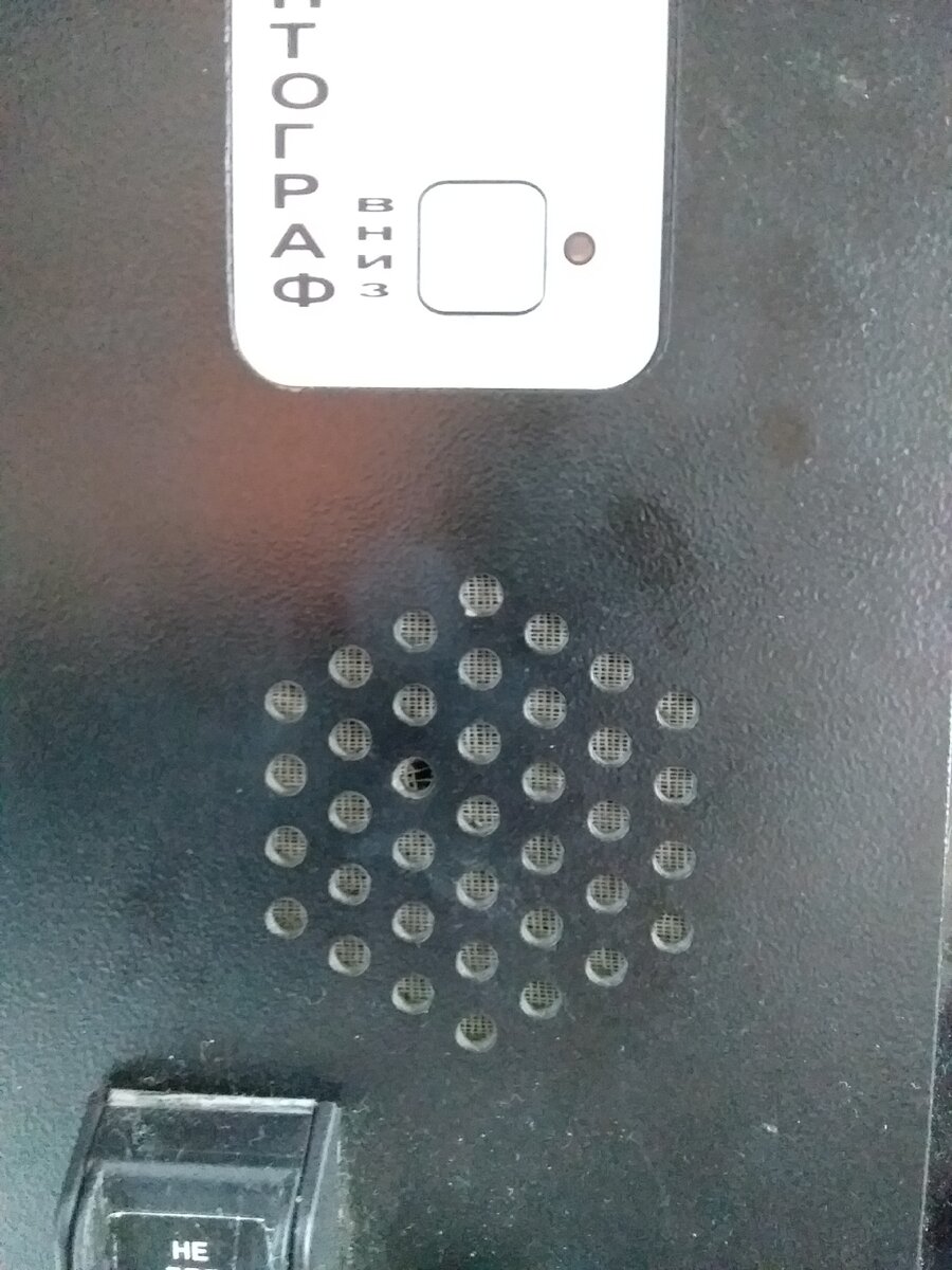 Динамик в кабине водителя.