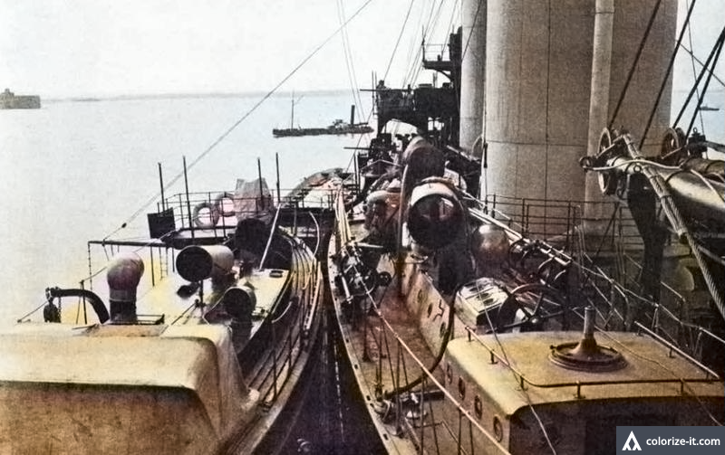 56-футовый (справа) и 40-футовый паровые катера на борту эскадренного броненосца типа «Бородино»