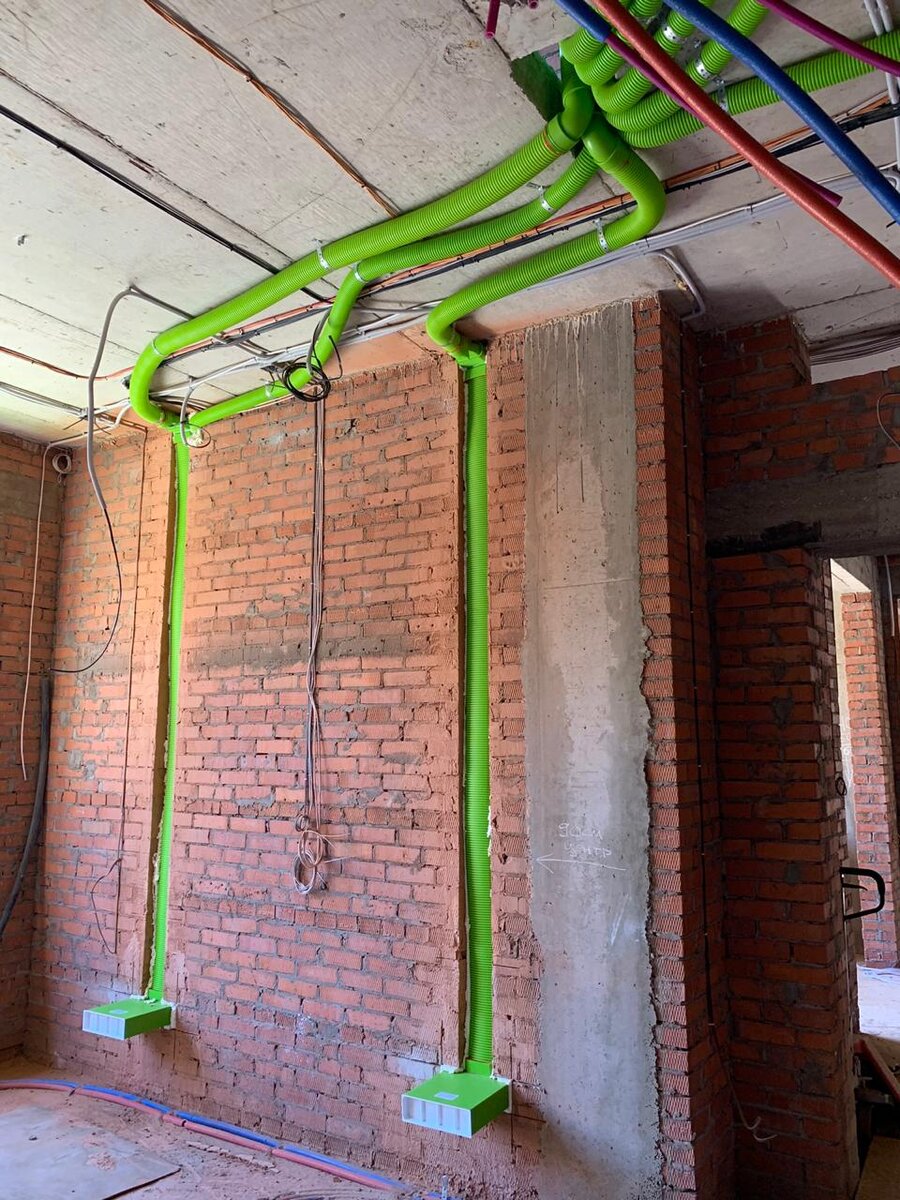 Приточные решетки расположены на высоте эл.розеток - в 400 мм от уровня чистого пола.