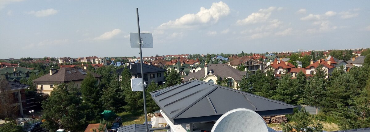 Вооон, целый поселок на дальнем плане, с таким разнообразием форм и расцветок, что аж в глазах рябит.