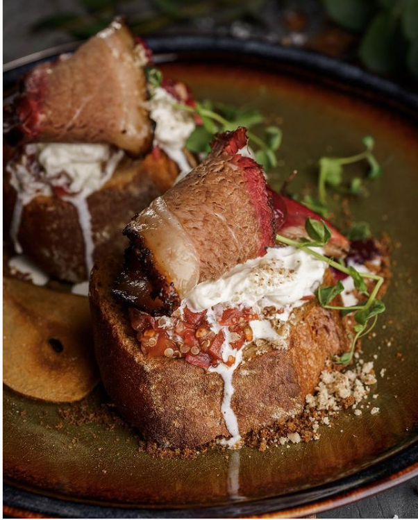 Каемся, не подготовили фото именно под этот рецепт. На фото под творожным сыром соус из свежих помидоров.