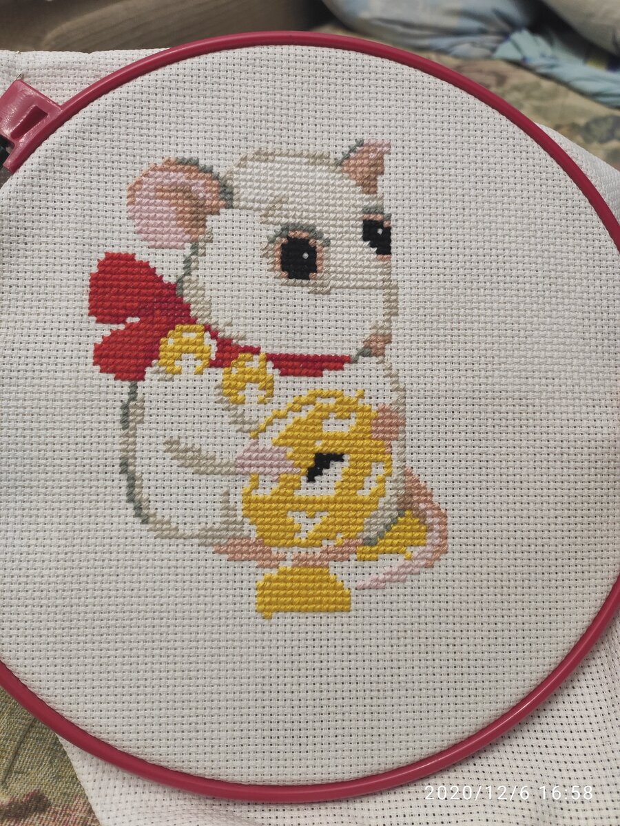 Вышивает Татьяна Морозова Мышка от Риолис. Набор "К благополучию" артикул 1835