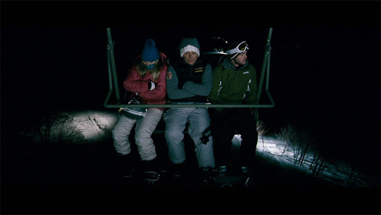 Открывает рейтинг картин о выживании драматический триллер «Замерзшие». Фильм вышел на экраны в 2010 году. 
Паркер, Дэн и Джо проводят уикенд на горнолыжном курорте. Паркер хочет научиться кататься на сноуборде, в то время как её друзья уже достигли в этом некоторого мастерства. Уже вечереет, но молодые люди не собираются возвращаться в отель. Они уговаривают работника подъемника пустить их перед закрытием еще раз, чтобы прокатиться в ночное время. Однако работника вызывают к шефу, и на его смену приходит другой человек. Его предупреждают о том, что на трассе еще трое лыжников. В это же время другие туристы втроем возвращаются с трассы, их принимают за последних отдыхающих и подъемник останавливают. Паркер, Дэн и Джо остаются висеть в воздухе на несколько дней, так как курорт работает только по выходным.