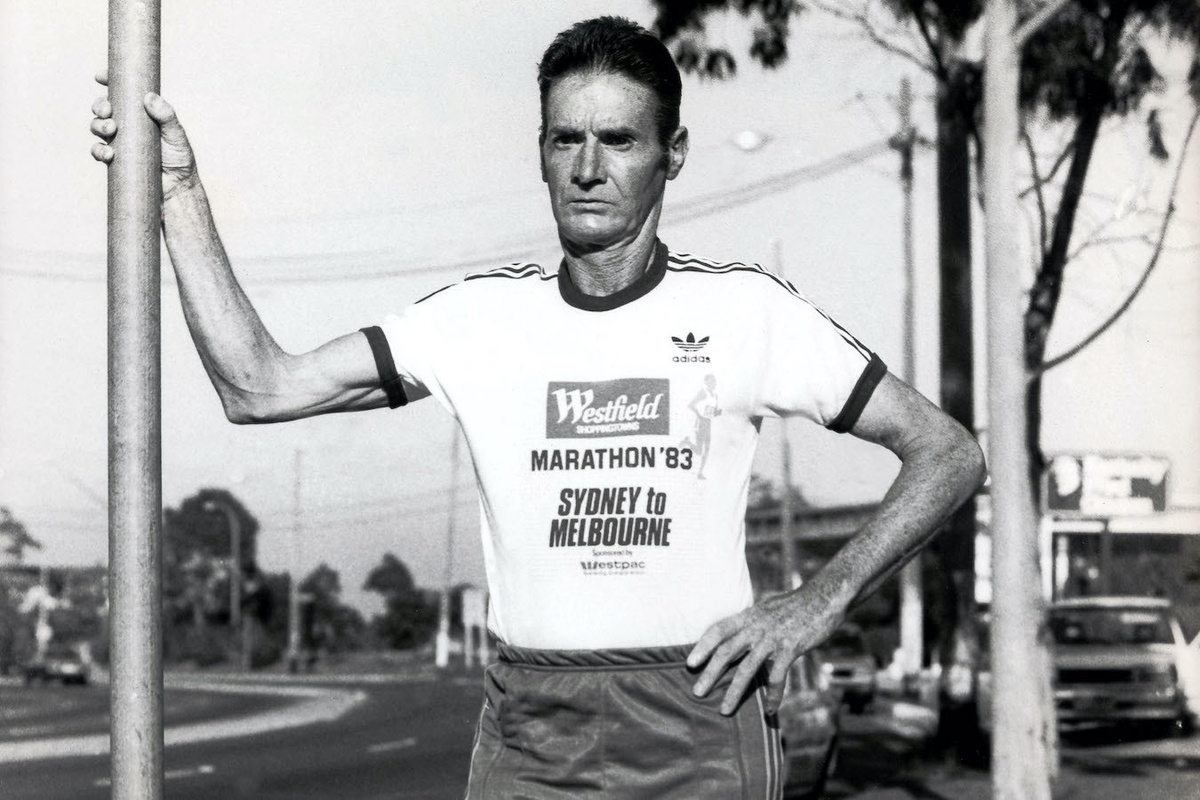 Альберт Клиффорд Янг в 1983 году установил свой рекорд. Из Сиднея 61-летний фермер побежал в Мельбурн. Примечателен факт: этот человек занялся бегом только в 57 лет, и достиг высоких результатов! Даже родилась легенда, что Янг не знал о том, что можно спать ночью.
