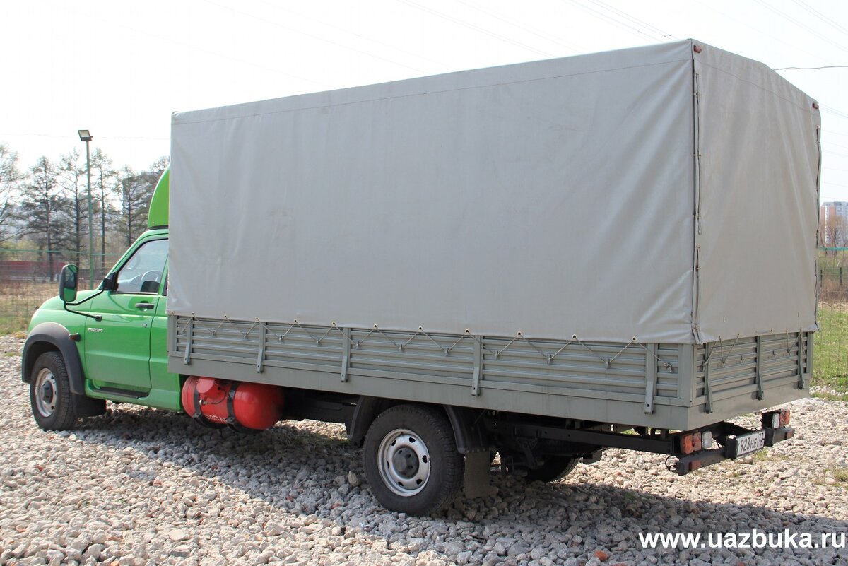 Для сравнения - "длинный" УАЗ ПРОФИ, который показали в 2019 году, но в серию не пустили