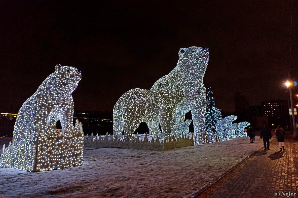 белые медведи в москве иллюминация. акведук на проспекте мира медведи. ростокинский акведук белые медведи. инсталляция медведи в москве 2022. ростокинский акведук полярные медведи.