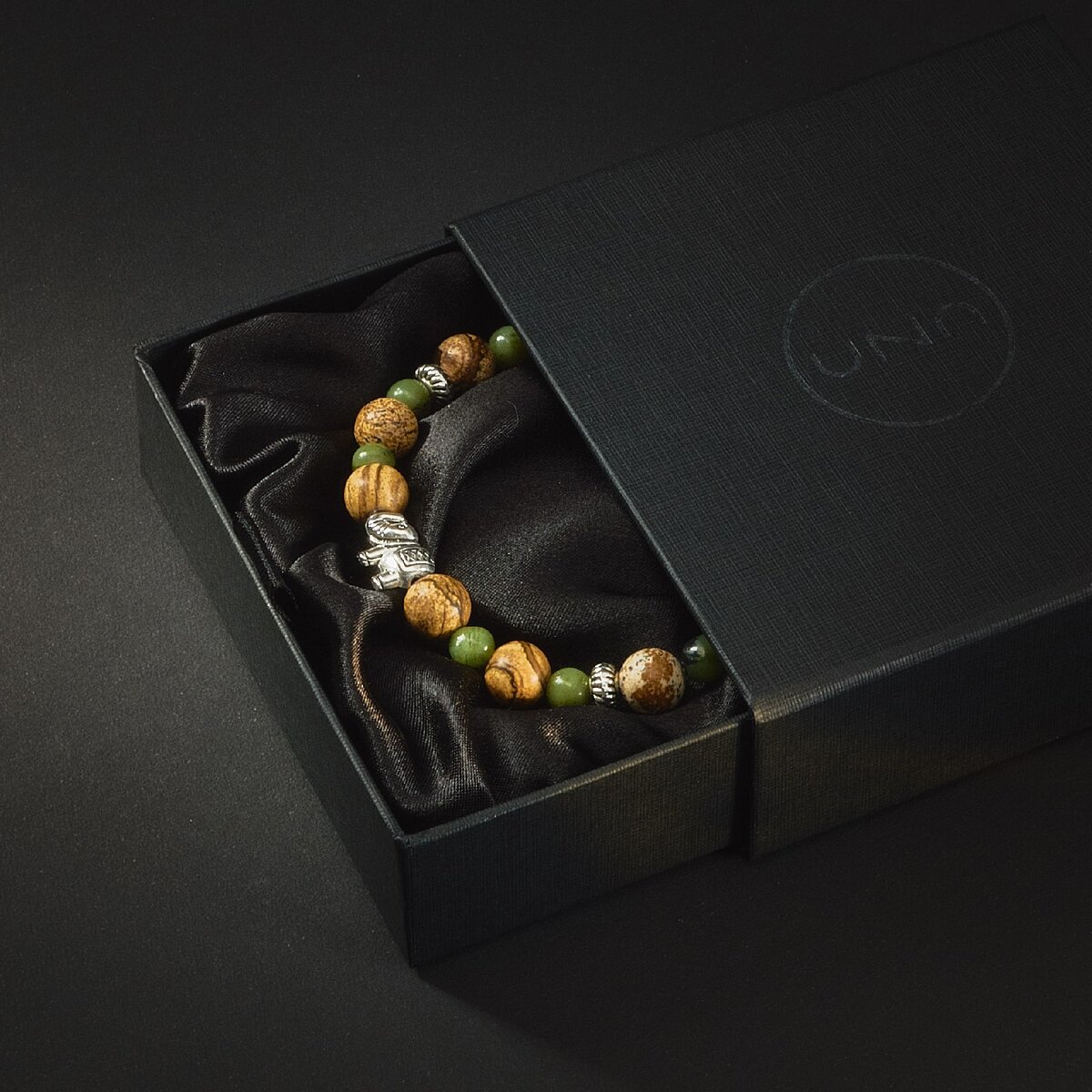 На фото браслет с песчаной яшмой и нефритом