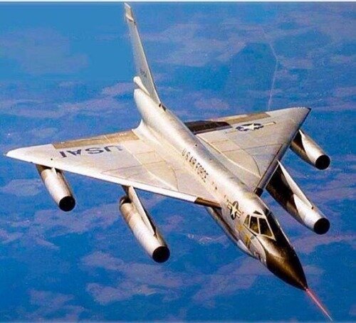 Cовременный по тем временам B-58 проиграл старичку B-52, прослужив всего 10 лет