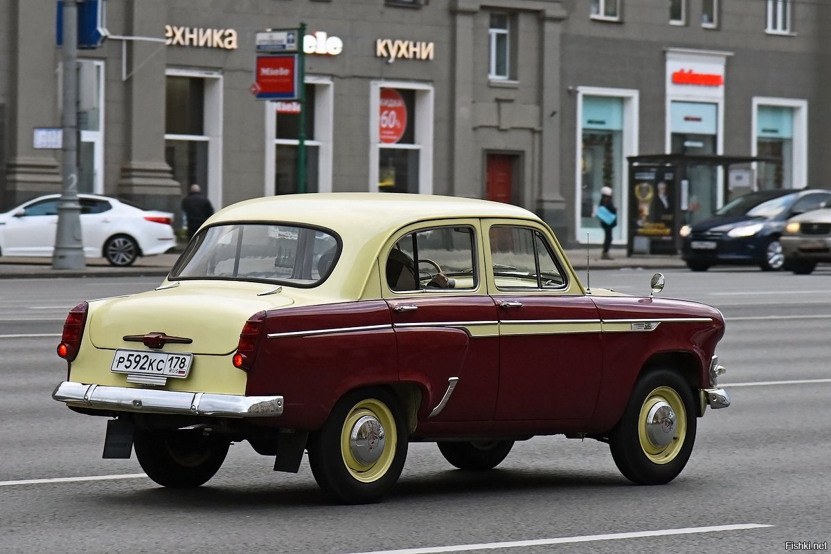 Какой автомобиль изображен на фотографии? 