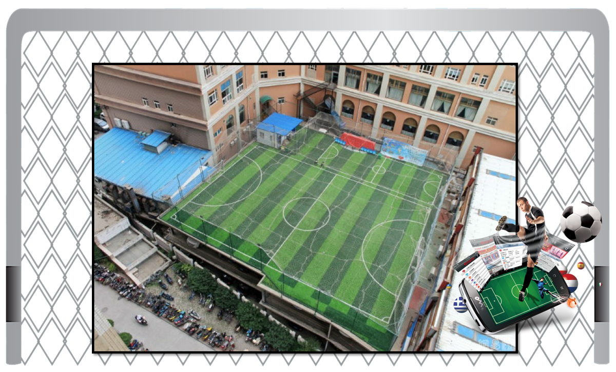 Китайский любитель футбола построил на крыше парковки собственное футбольное поле площадью 900 кв. м.    Фото: NetEase/CFP 