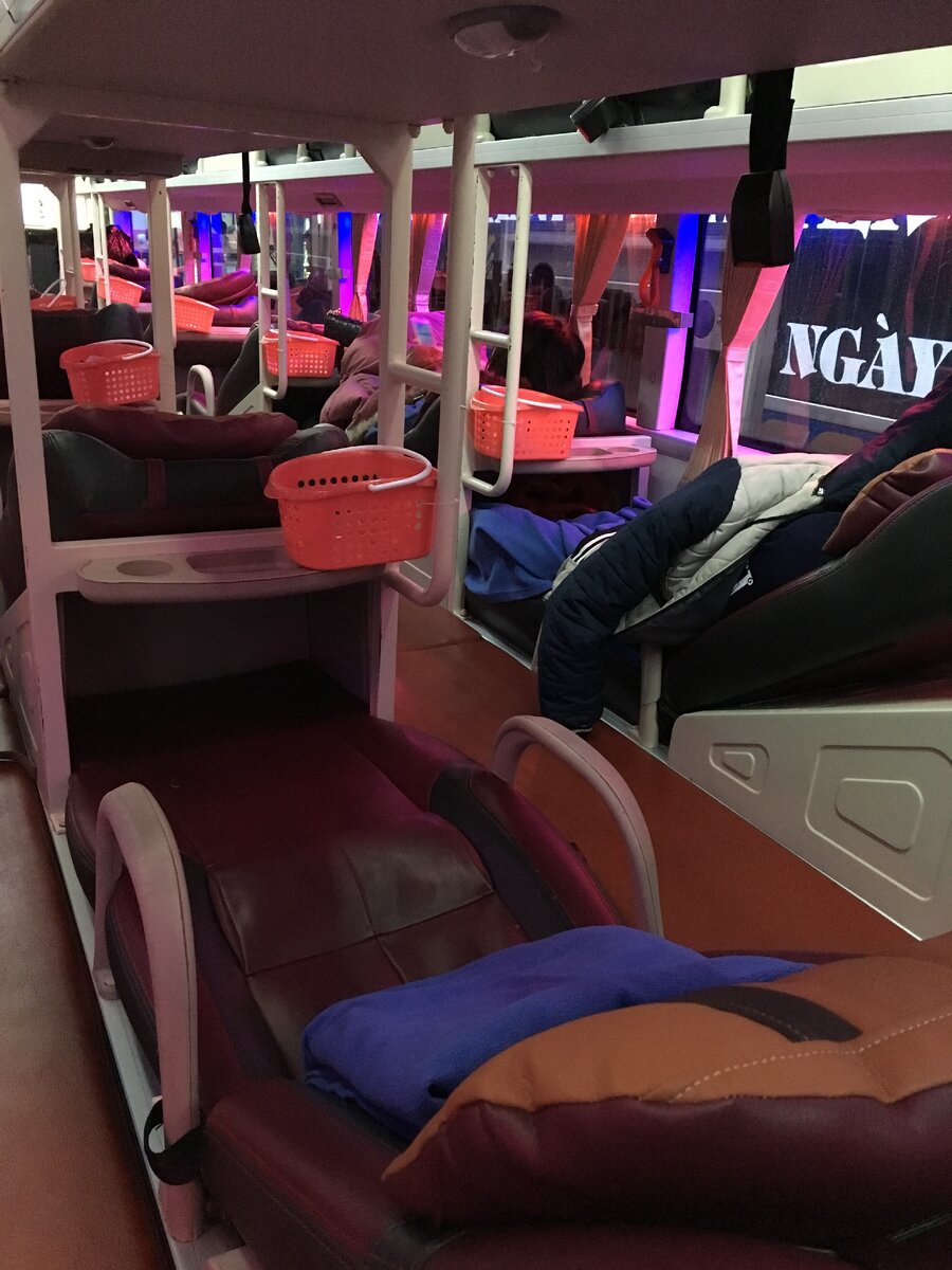 Пледик и подушка. Ноги фактически уходят по голову пассажира впереди, Ханой, декабрь 2018 г