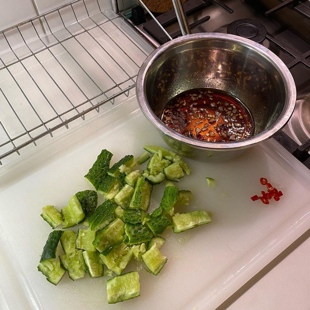Огурцы в соевом соусе по-китайски. Огурцы гармошка порезать. Китайский салат битые огурцы. Китайский салат с огурцами. Салат с битыми огурцами.