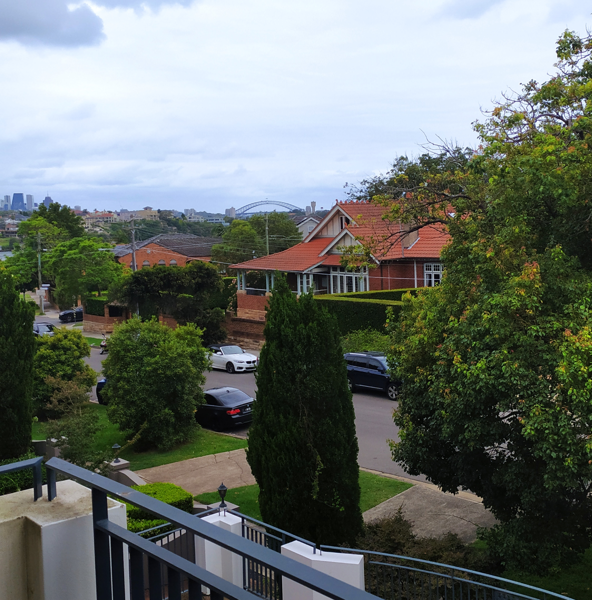 Так выглядит мост Харбор бридж с нашего балкона. Это он центральный персонах новогодних салютов.