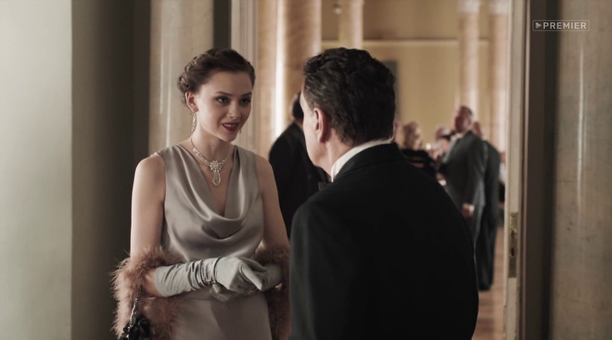 Вот здесь Нине должно быть 12 лет. А перед нами уже сформировавшаяся женщина, которая курит, пьет вино и пиво, и чуть ли не прилюдно на приеме в советском посольстве  занимается сексом с голливудским продюсером. 