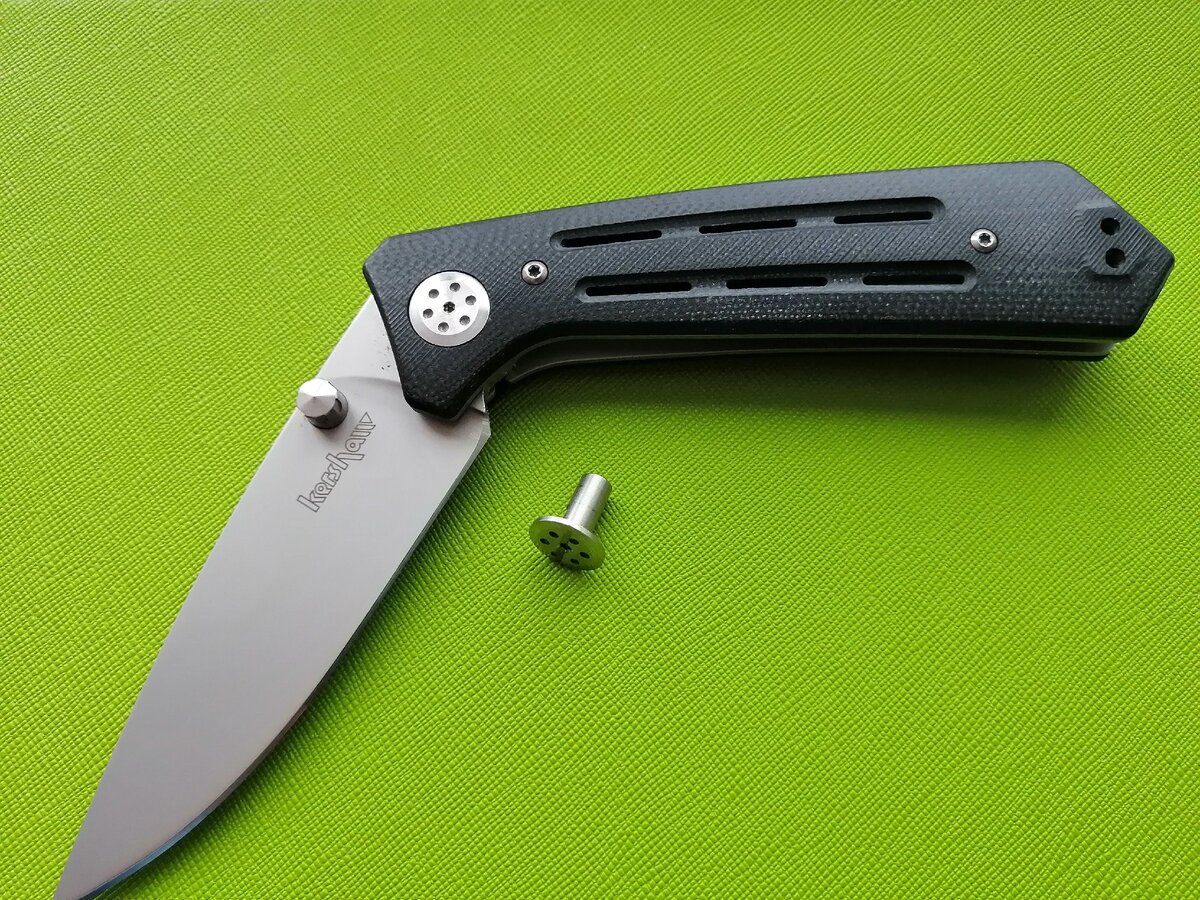 KERSHAW INJECTION 3.5. На ноже уже стоит присланный винт, рядом бракованный.