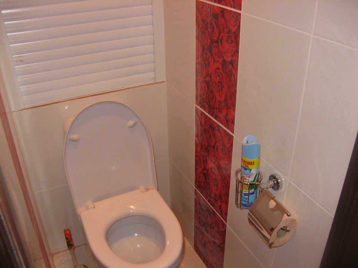 Жалюзи для туалета в основном используют для прикрытия какой-либо наименее эстетичной части санузла, портящей дизайнерскую задумку, привлекая к себе внимание.