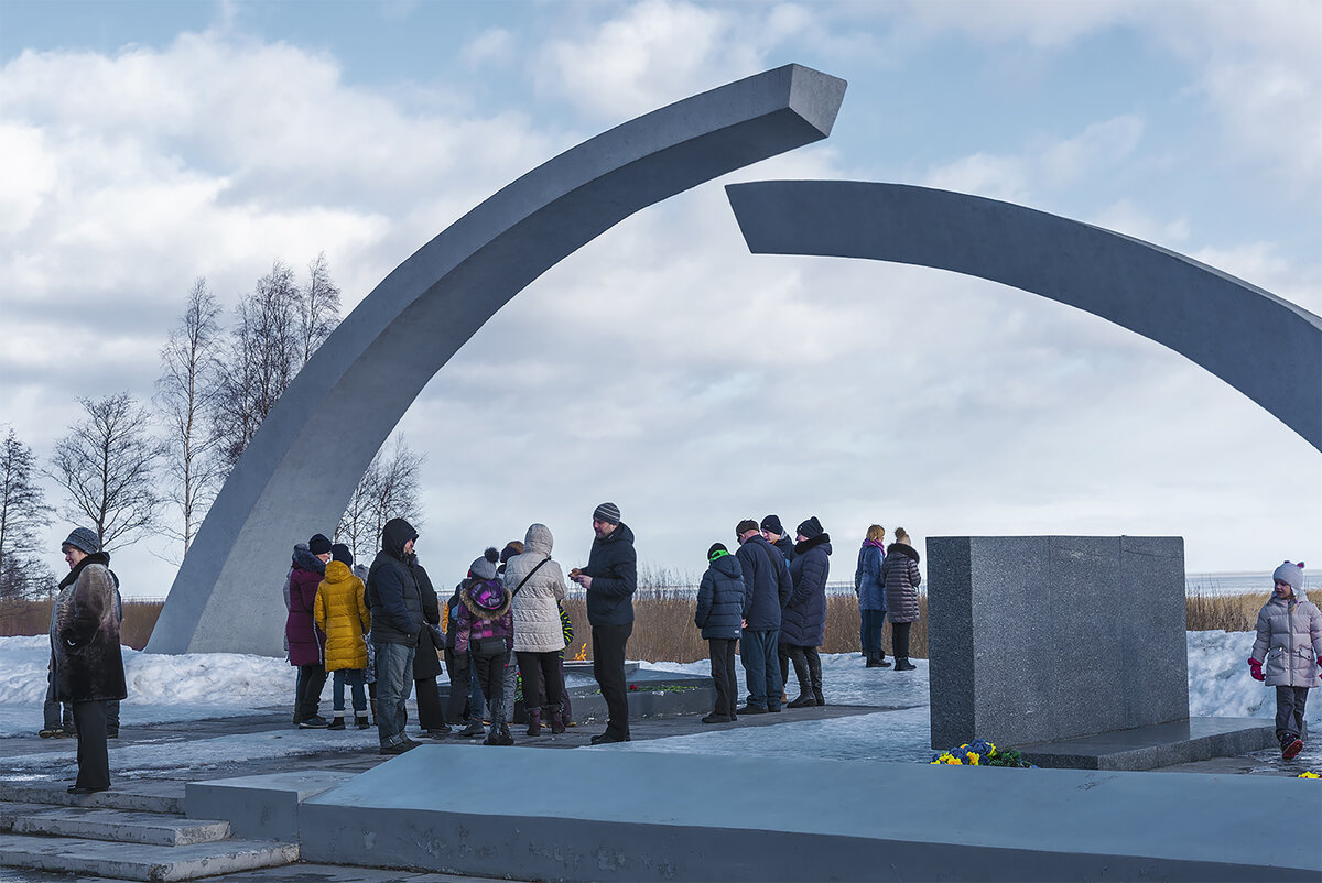 Дорога жизни картинки. Всеволожск разорванное кольцо. Памятники Ленобласти разорванное кольцо. Памятник дорога жизни в Ленинградской области. 1. Мемориал «разорванное кольцо».