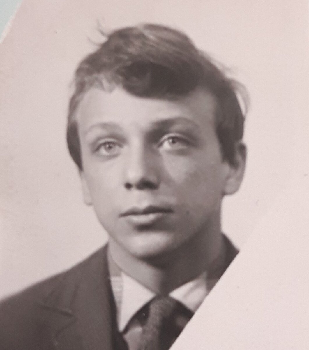 Прическа из парикмахерской № 1. Что-то вроде "кока" под Эдуарда Стрельцова.