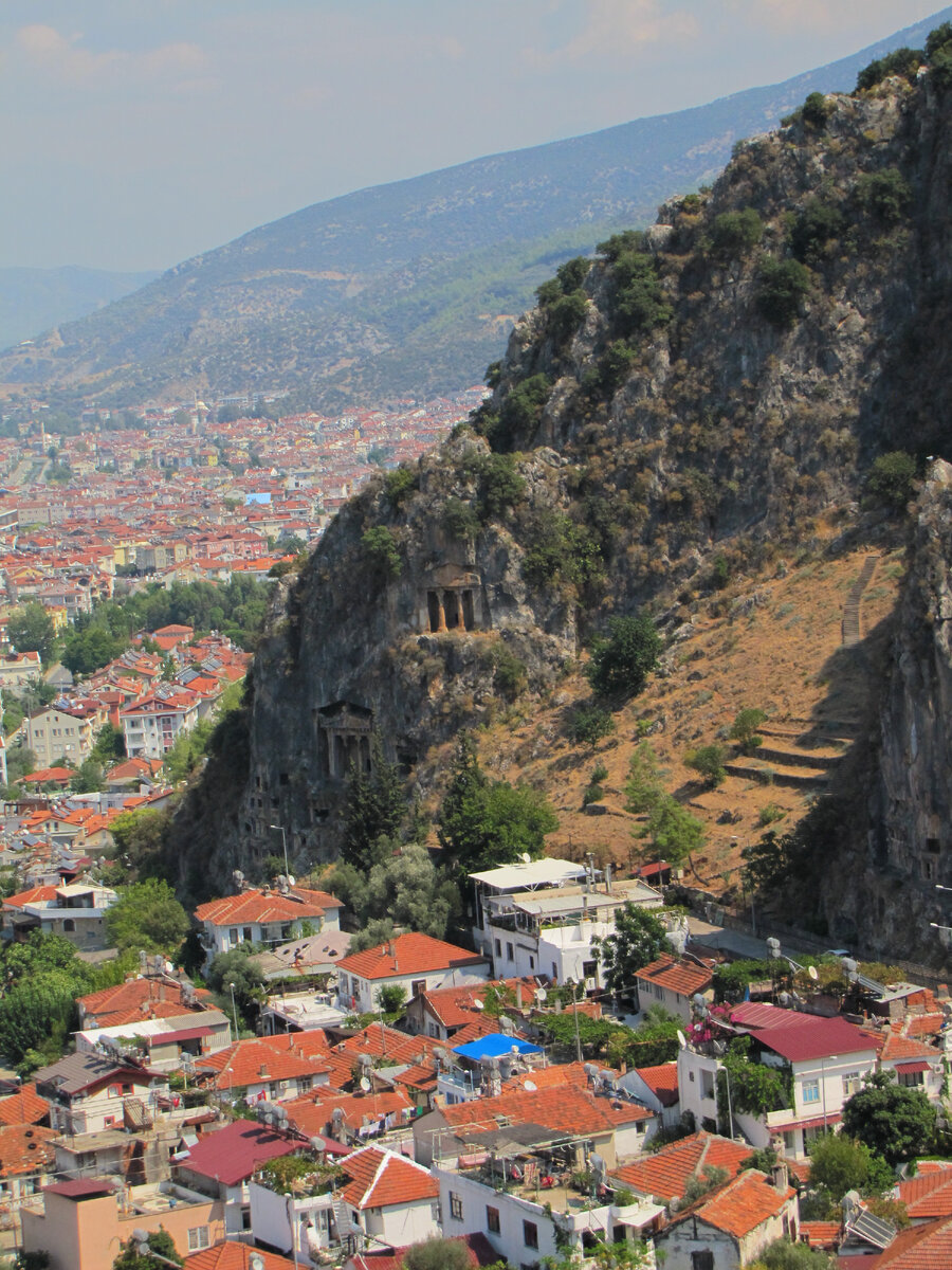 Вид на гробницы с соседнего холма