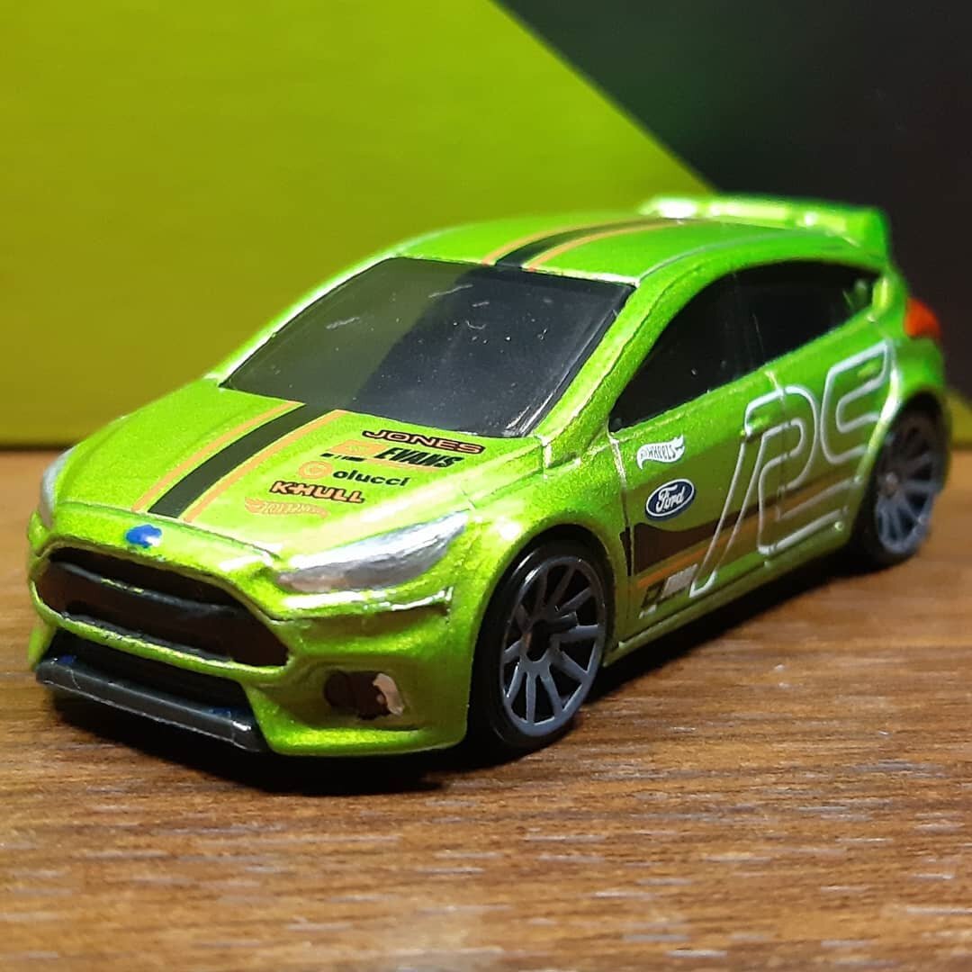 Всем привет. Сегодня хочу Вам показать автомобиль из моей коллекции. Hot Wheels  Ford Fokus RS  серия HW Nightburnerz  9/10. Год выпуска модели 2016 год. Автомобиль в кузове пятидверный хэтчбек . Кузов машинки верхняя часть металл. Нижняя пластик. Данная модель была доработана. Передняя часть. Фары и противотуманные фары в хром. Решетка в черный. Интеркулер в черный с синями пайпами. Значок Форд в синий. Задняя часть. Фонари в красный. Надпись RS в красный. Значок Форд в синий. Дополнительный стоп сигнал в бампере в красный. Глушитель в хром,черный. После не больших доработок машина стала гораздо лучше выглядеть. Если Вам не сложно поставьте лайк и обязательно подпишитесь на канал. Оставляйте Ваши комментарии. Интересно узнать Ваше мнение. Напишите если у Вас такая машина и в каком цвете. Я постараюсь для Вас делать интересный контент. Спасибо 