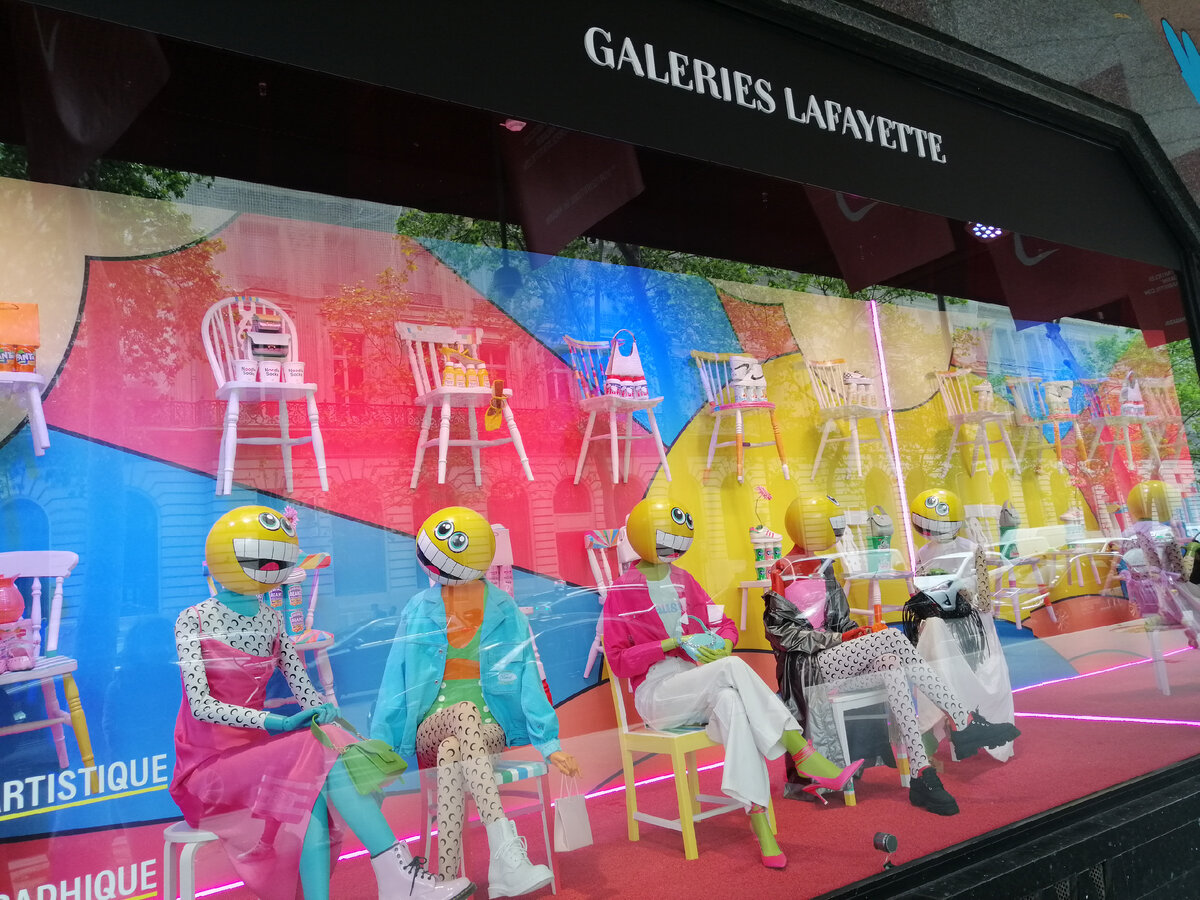 Сейчас такие витрины в универсаме "Галерея Лафайетт"