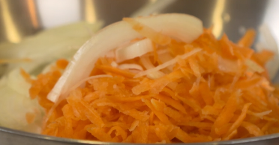 Лук нарезаем полукольцами, а морковь натираем на терке. Обжариваем овощи на сковороде с подсолнечным маслом.2.