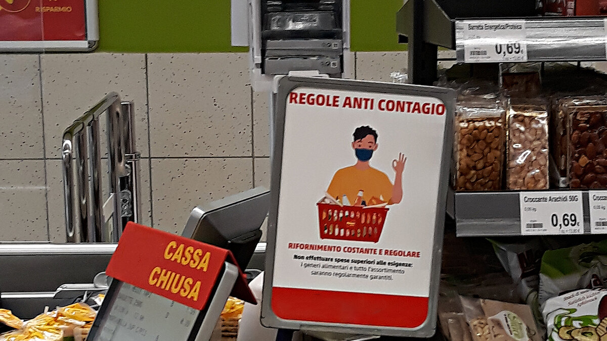 Правила против распространения вируса в итальянском супермаркете