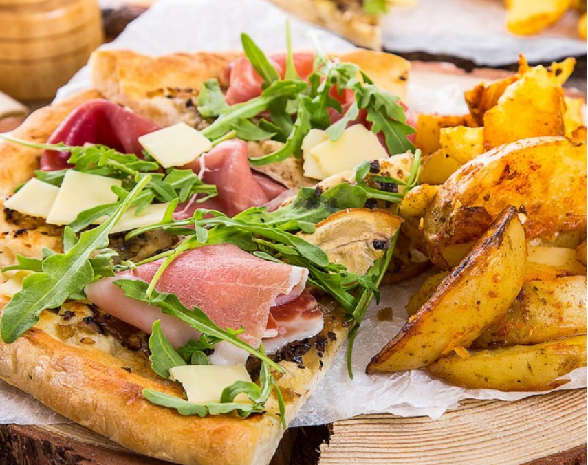 Неаполитанская пицца с хамоном. Пицца парма руккола. Пицца с хамоном и страчателлой. Пицца с пармской ветчиной и рукколой. Пицца с хамоном и рукколой.