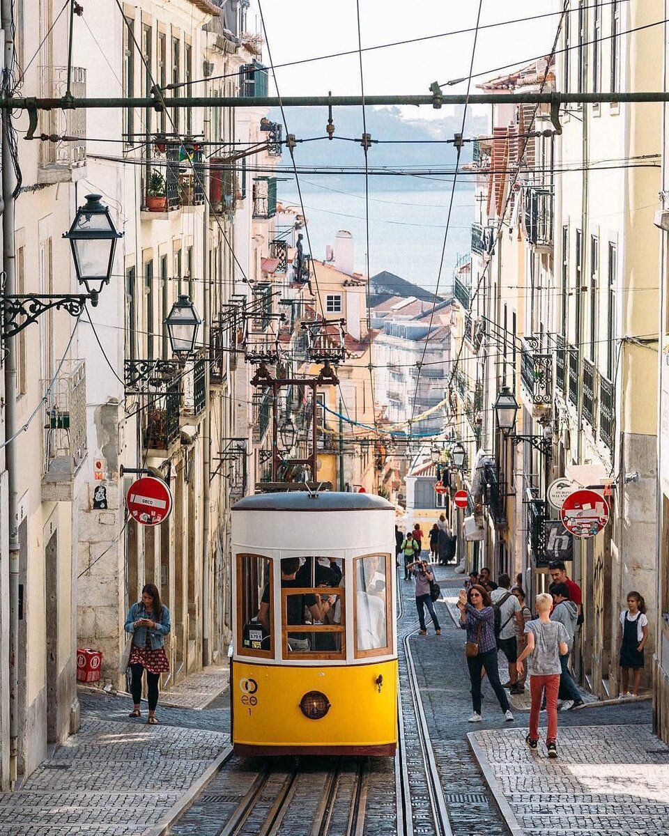 Одна из особенностей Алфамы-желтый трамвай,курсирующий по узким улочкам.