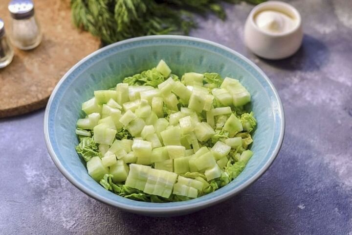 Салат из пекинской капусты с огурцом – кулинарный рецепт