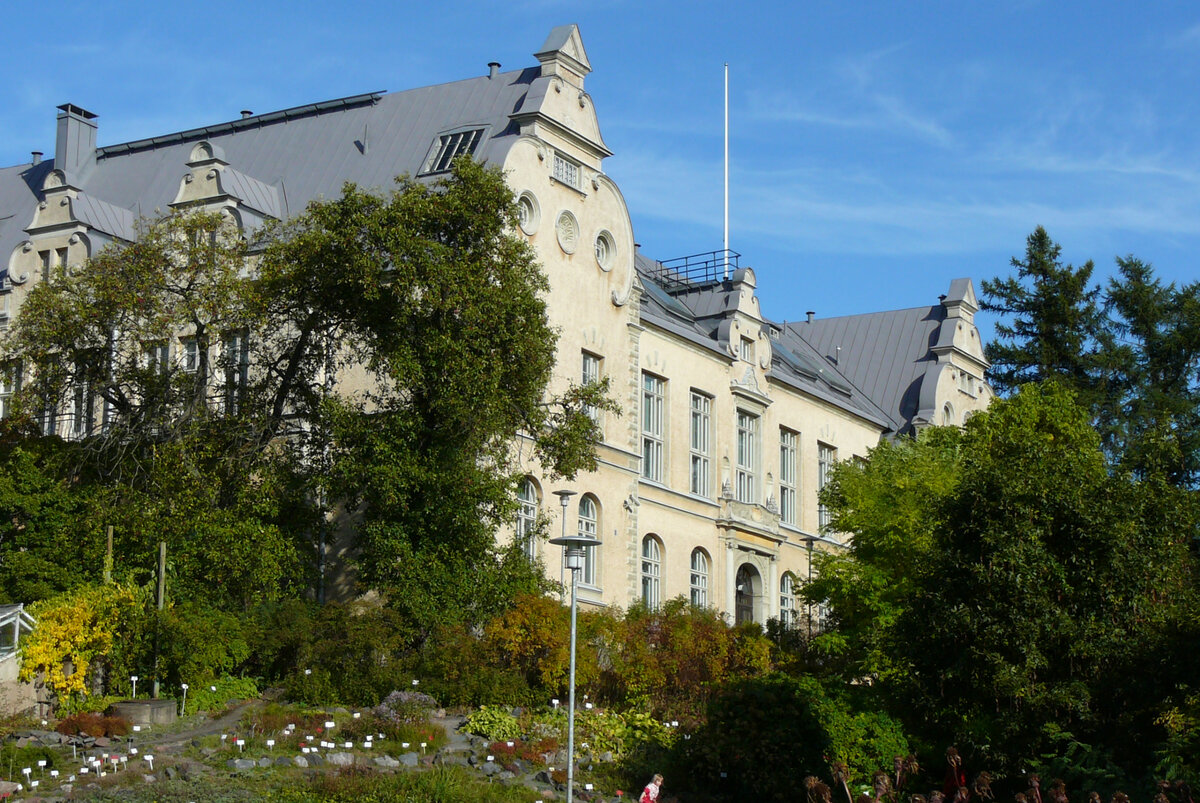 Один из корпусов университета Хельсинки. Собственно, Ботанический сад к университету и относится.