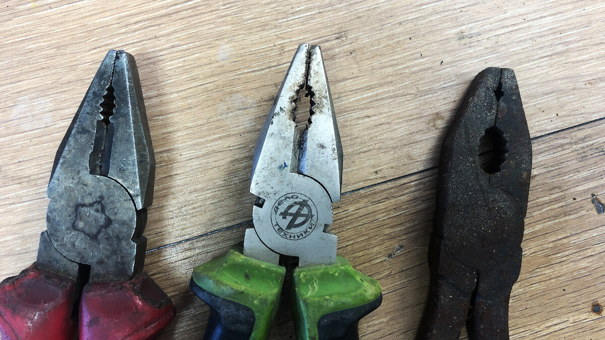 Справа дедовские. Им лет так 40-50 точно. Две неделе в солярке отмокали чтобы нормально начали снова смыкаться. 