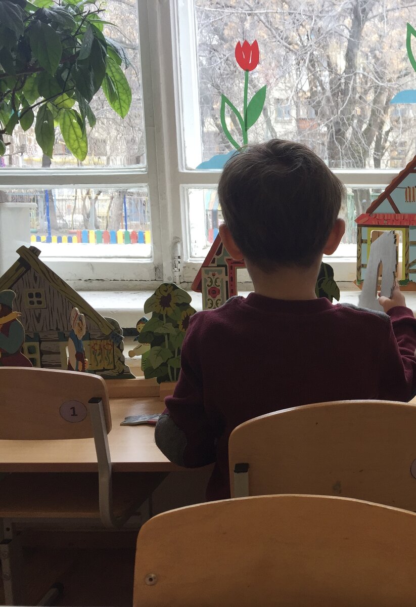 Находясь в коллективе обычных детей, у ребёнка с особенностями развития эффективнее проходит процесс социализации. Но при этом с ним регулярно должны работать специалисты. А в группе такому ребёнку необходимо тьюторское сопровождение на все время прибывания там.